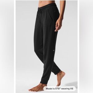 Alo Yoga Women’s Soho Sweatpants Black Large